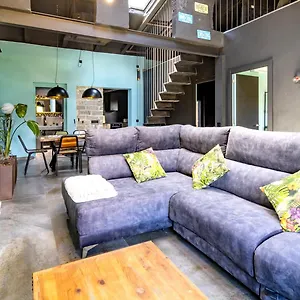 https://villa-black-house-sorprendente-casa-estilo-industrial.catalonia-hotels.com